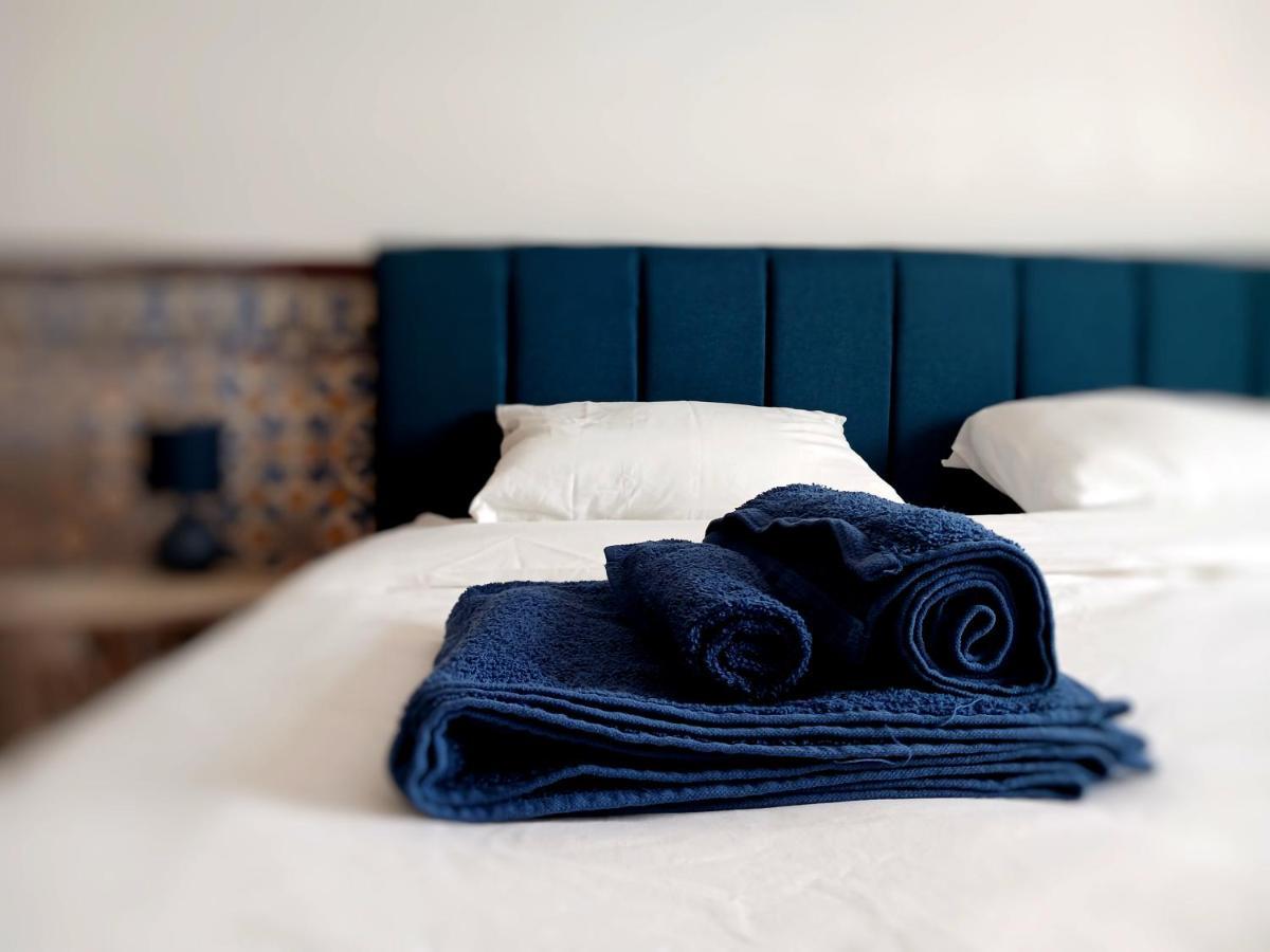 Rooms 10 Mins Walk From Train Station! Agualva-Cacem Bagian luar foto