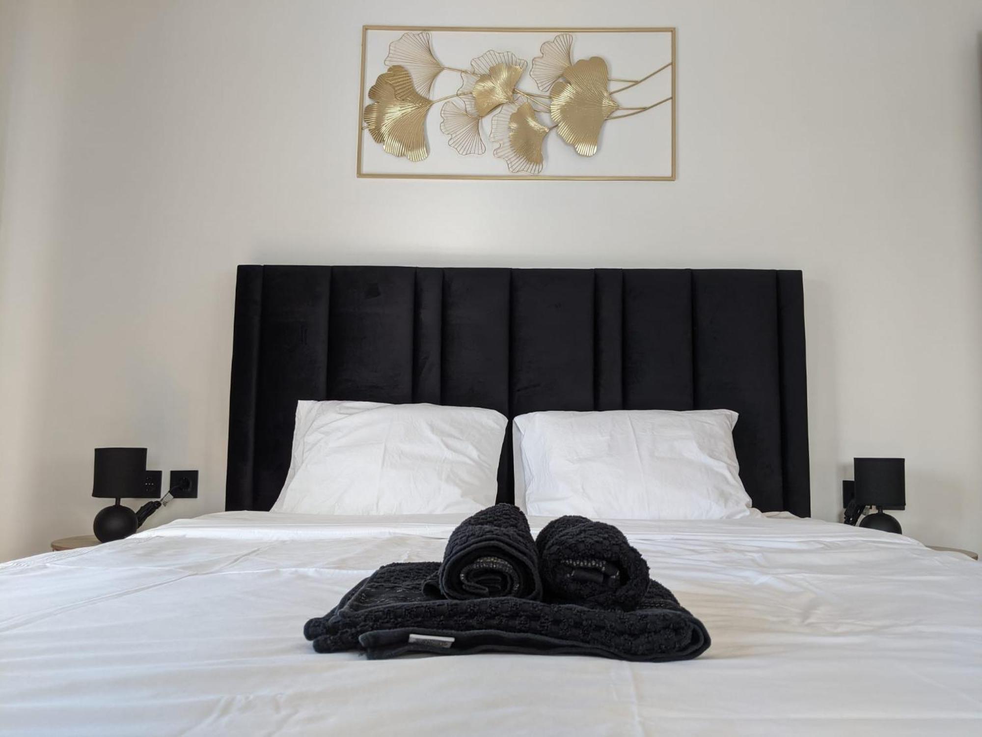 Rooms 10 Mins Walk From Train Station! Agualva-Cacem Bagian luar foto